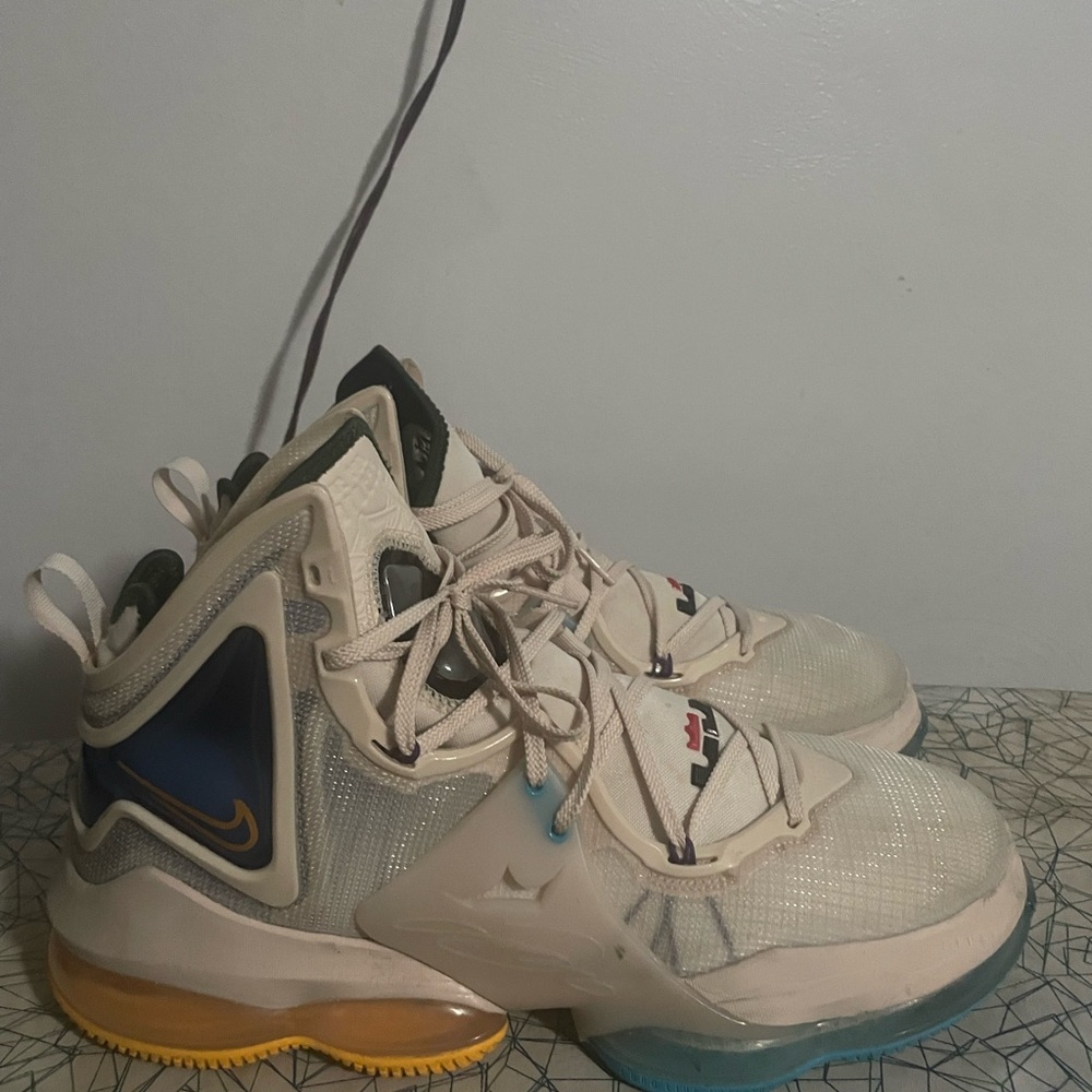 LeBron XIX - Picture 4 of 4
